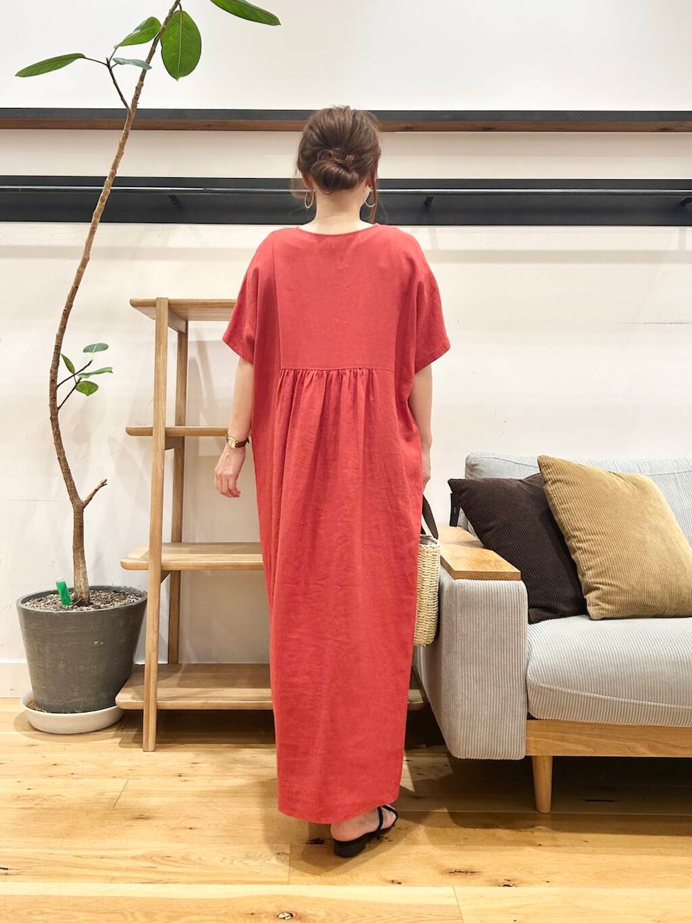 「doors、低身長コーデ、40代、骨格ストレート、イエベ春、ストレート×イエベ春、ストレート×イエベ、リネン着こなし術、私が選ぶセールアイテム25ss」｜「RODE SKOのナチュラルカゴバッグ（ハンドバッグ、ホワイト系）」を使った、+++ゆき+++さん（レディース・151cm）の夏コーディネートの3枚目の写真