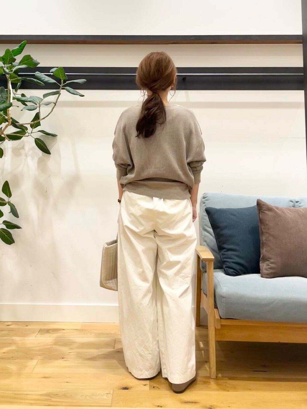 ホワイト系のタンクトップ、ベージュ系のパンプス、グレー系のカーディガン/ボレロを着用したレディースの夏コーディネートの5枚目の写真