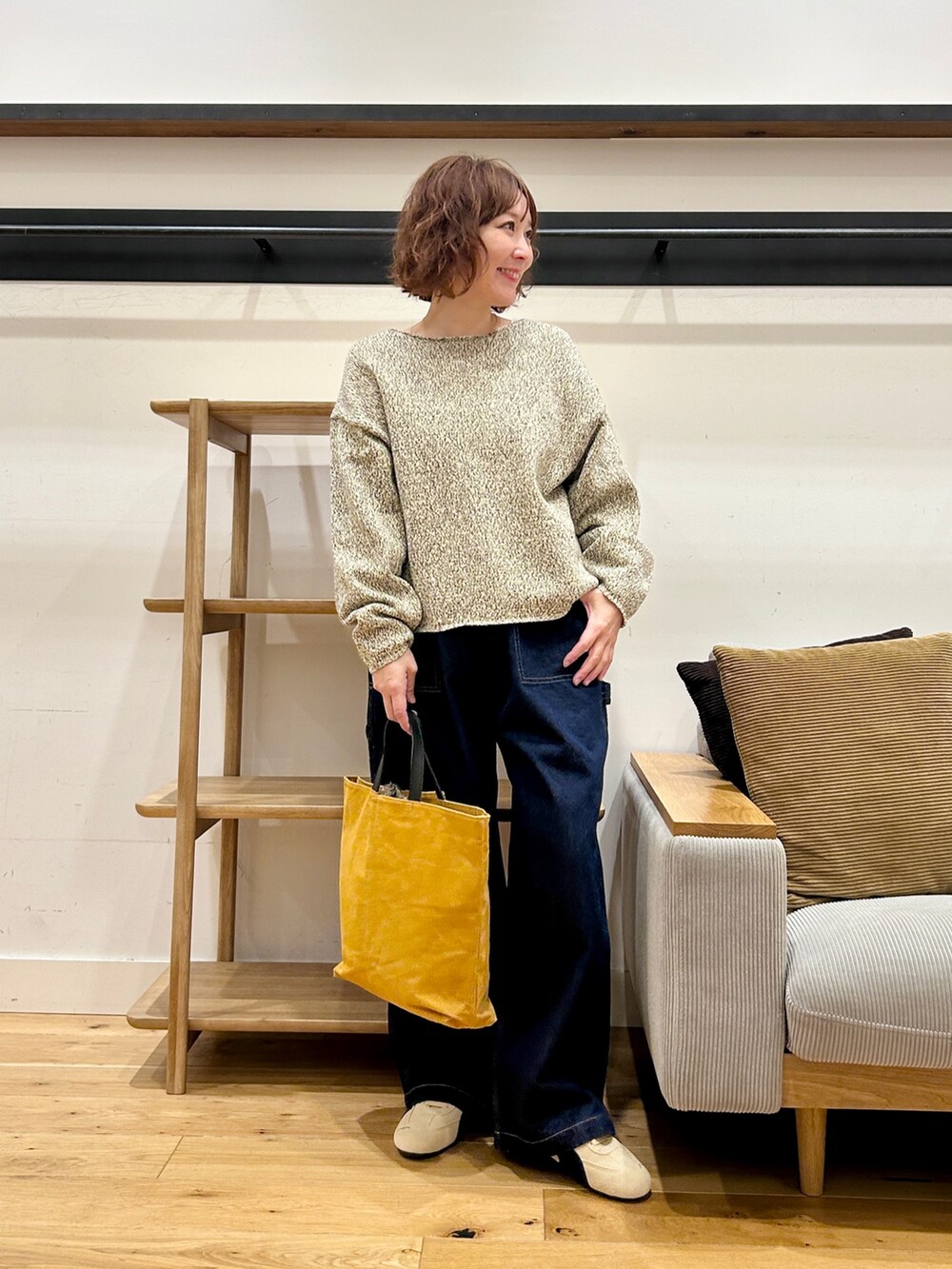 ベージュ系のニット/セーター、ブルー系のその他パンツ、ベージュ系のスニーカーを着用したレディースの冬コーディネートの2枚目の写真