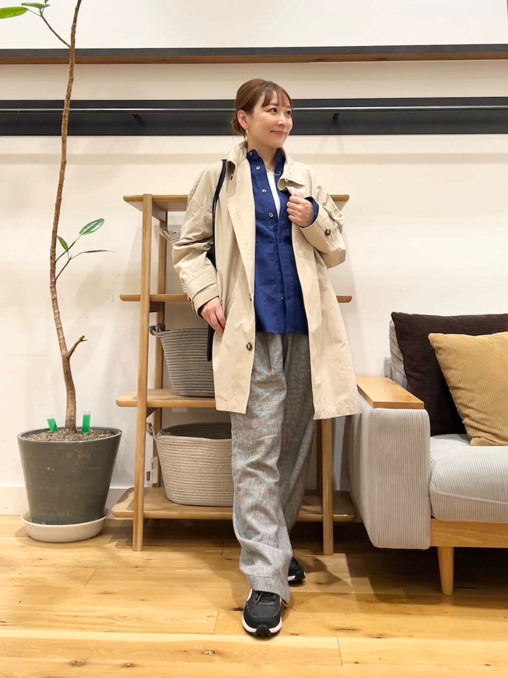 「doors、低身長コーデ、40代、骨格ストレート、イエベ春、ストレート×イエベ春、ストレート×イエベ、シャツが主役の春コーデ」｜「URBAN RESEARCH DOORSのスタンドカラーミドルコート（その他アウター、ベージュ系）」を使った、+++ゆき+++さん（レディース・151cm）の春コーディネートの6枚目の写真