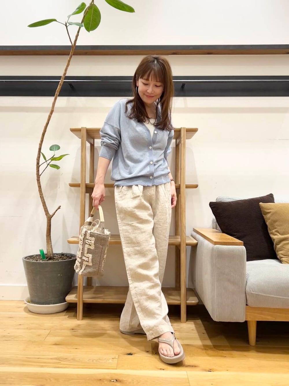 「doors、低身長コーデ、40代、骨格ストレート、イエベ春、ストレート×イエベ春、ストレート×イエベ、リネン着こなし術」｜「URBAN RESEARCH DOORSのリネンイージーパンツ（その他パンツ、ベージュ系）」を使った、+++ゆき+++さん（レディース・151cm）の夏コーディネートの3枚目の写真