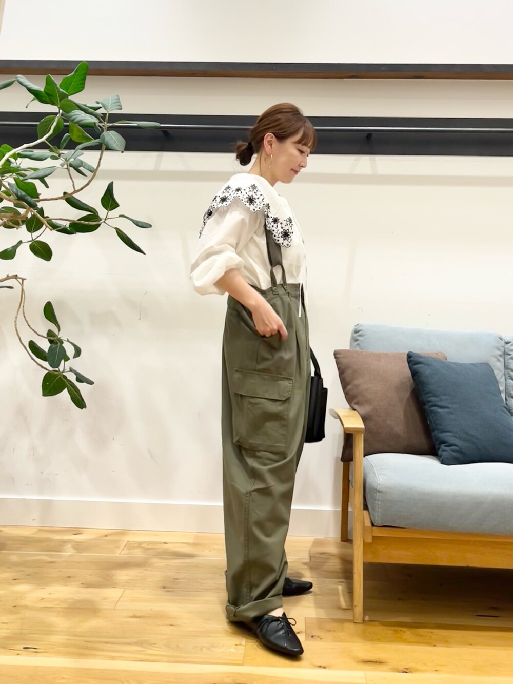 ホワイト系のシャツ/ブラウス、グリーン系のカーゴパンツ、ブラック系のその他シューズを着用したレディースの秋コーディネートの4枚目の写真