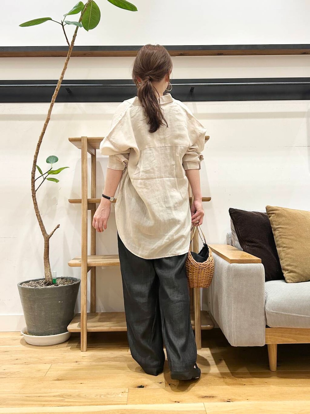 「doors、低身長コーデ、40代、骨格ストレート、イエベ春、ストレート×イエベ春、ストレート×イエベ、ワンピース×低身長、着回し力抜群シャツ」｜「COTTOのCOTTO　かごバッグ（ショルダーバッグ、イエロー系）」を使った、+++ゆき+++さん（レディース・151cm）の夏コーディネートの3枚目の写真