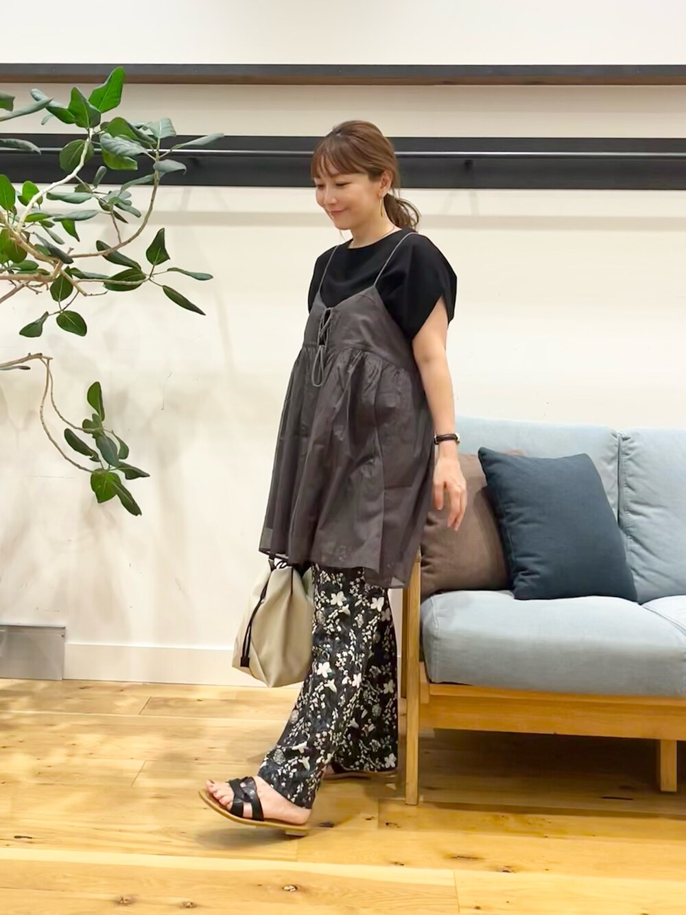 ブラック系のキャミソール、レッド系のその他パンツ、グリーン系のトートバッグを着用したレディースの秋コーディネートの2枚目の写真