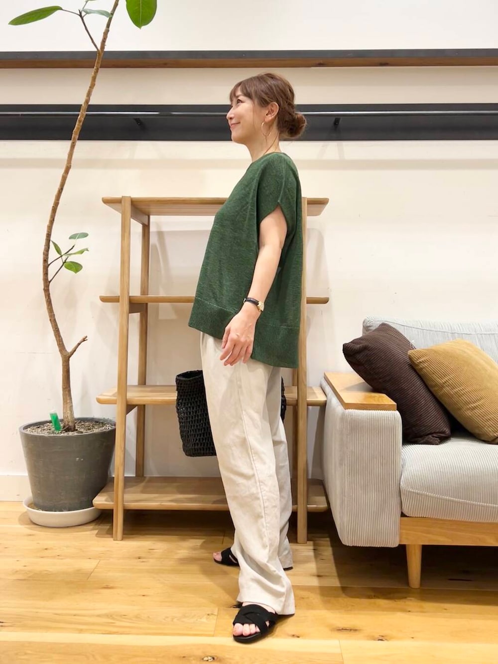 「doors、低身長コーデ、40代、骨格ストレート、イエベ春、ストレート×イエベ春、ストレート×イエベ、リネン着こなし術、私が選ぶセールアイテム25ss」|「RODE SKOのウッドハンドルペーパーバッグ(トートバッグ、ブラック系)」を使った、+++ゆき+++さん(レディース・151cm)の夏コーディネートの2枚目の写真