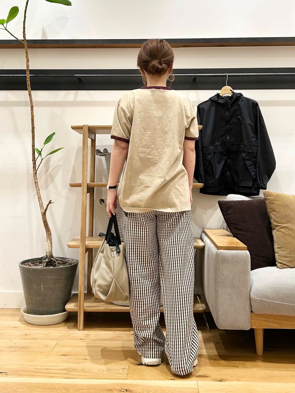 「doors、低身長コーデ、40代、春カラーコーデ、骨格ストレート、イエベ春、ストレート×イエベ春、ストレート×イエベ、春のジャケットスタイル」｜「URBAN RESEARCH DOORSのチェックギャザーイージーパンツ（その他パンツ、ベージュ系）」を使った、+++ゆき+++さん（レディース・151cm）の春コーディネートの7枚目の写真