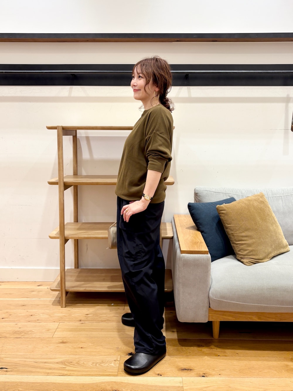 ブラウン系のTシャツ/カットソー、ブルー系のその他パンツ、ベージュ系のハンドバッグを着用したレディースの秋コーディネートの2枚目の写真