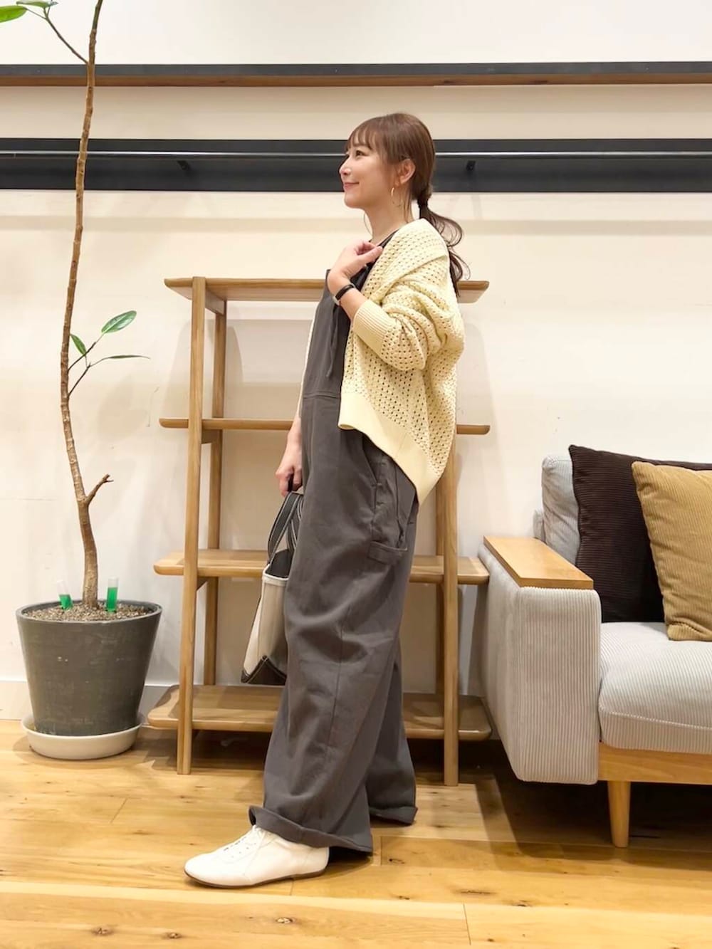 「doors、低身長コーデ、40代、骨格ストレート、イエベ春、ストレート×イエベ春、ストレート×イエベ、初夏のお出掛けコーデ」|「URBAN RESEARCH DOORSのコットンバッククロスサロペット(サロペット/オーバーオール、グレー系)」を使った、+++ゆき+++さん(レディース・151cm)の春コーディネートの2枚目の写真