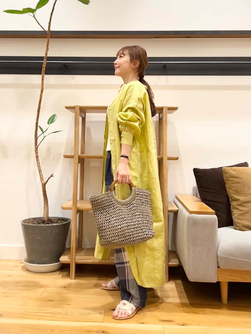 「doors、低身長コーデ、40代、春カラーコーデ、骨格ストレート、イエベ春、ストレート×イエベ春、ストレート×イエベ」｜「URBAN RESEARCH DOORSのリネンチェックイージーパンツ（その他パンツ、ブルー系）」を使った、+++ゆき+++さん（レディース・151cm）の春コーディネートの2枚目の写真