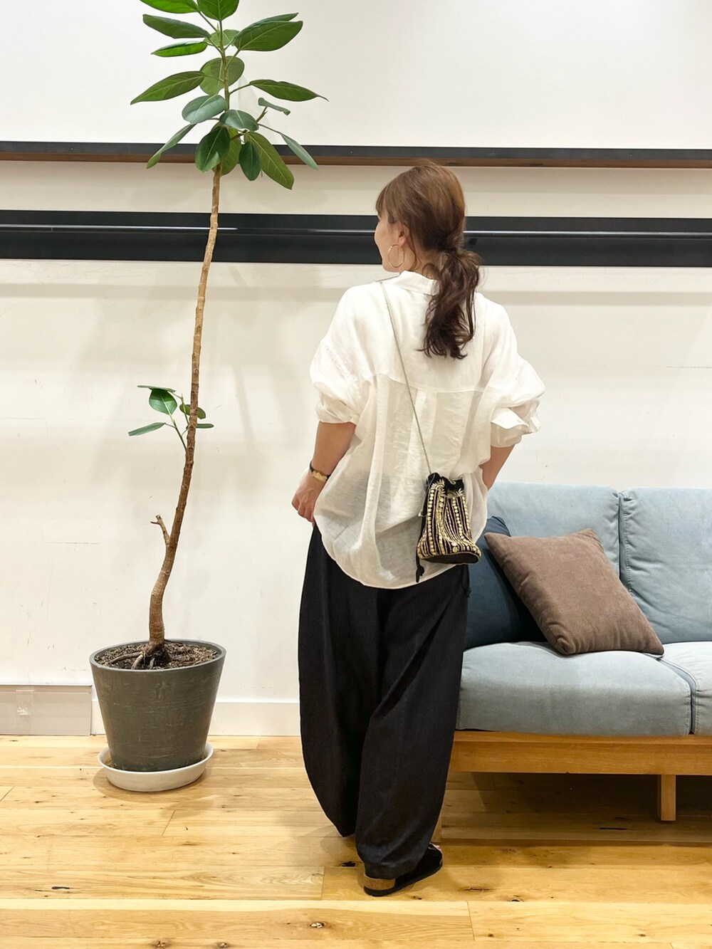 ホワイト系のシャツ/ブラウス、ブルー系のデニムパンツ、ブラック系のサンダルを着用したレディースの夏コーディネートの4枚目の写真