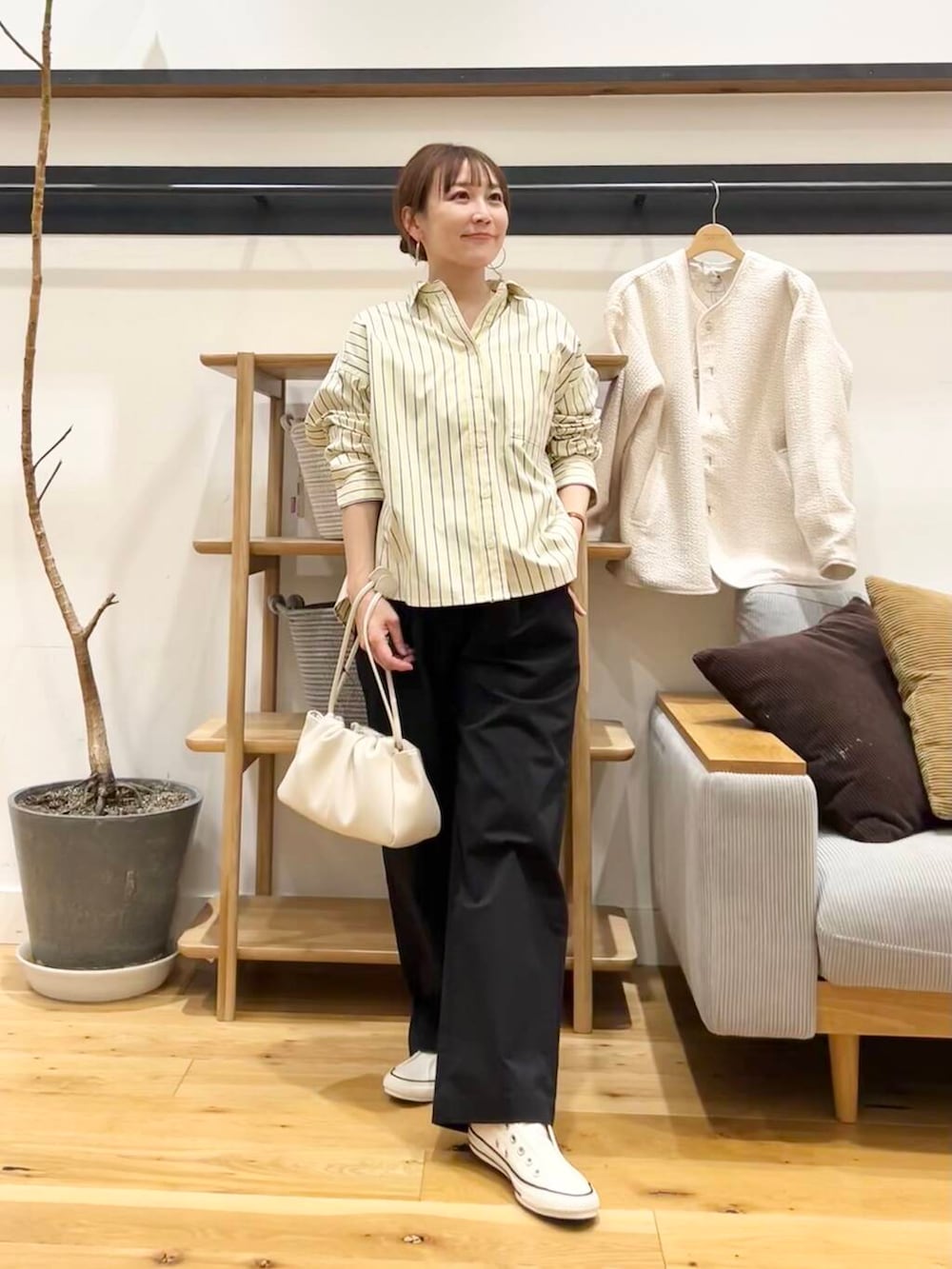 「doors、低身長コーデ、40代、骨格ストレート、イエベ春、ストレート×イエベ春、新作スニーカーコーデ」|「URBAN RESEARCH DOORSのキルトノーカラージャケット(ノーカラージャケット、ホワイト系)」を使った、+++ゆき+++さん(レディース・151cm)の冬コーディネートの3枚目の写真