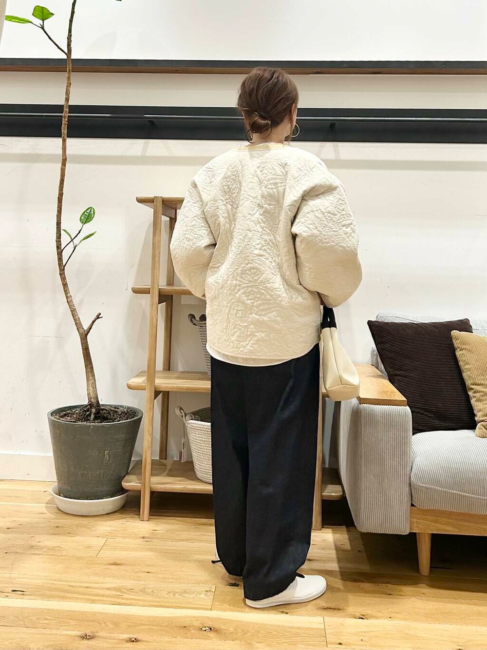 「doors、低身長コーデ、40代、春カラーコーデ、骨格ストレート、イエベ春、ストレート×イエベ春、ストレート×イエベ」｜「URBAN RESEARCH DOORSのUSAコットンラウンドヘムカットソー（Tシャツ/カットソー、ホワイト系）」を使った、+++ゆき+++さん（レディース・151cm）の春コーディネートの7枚目の写真