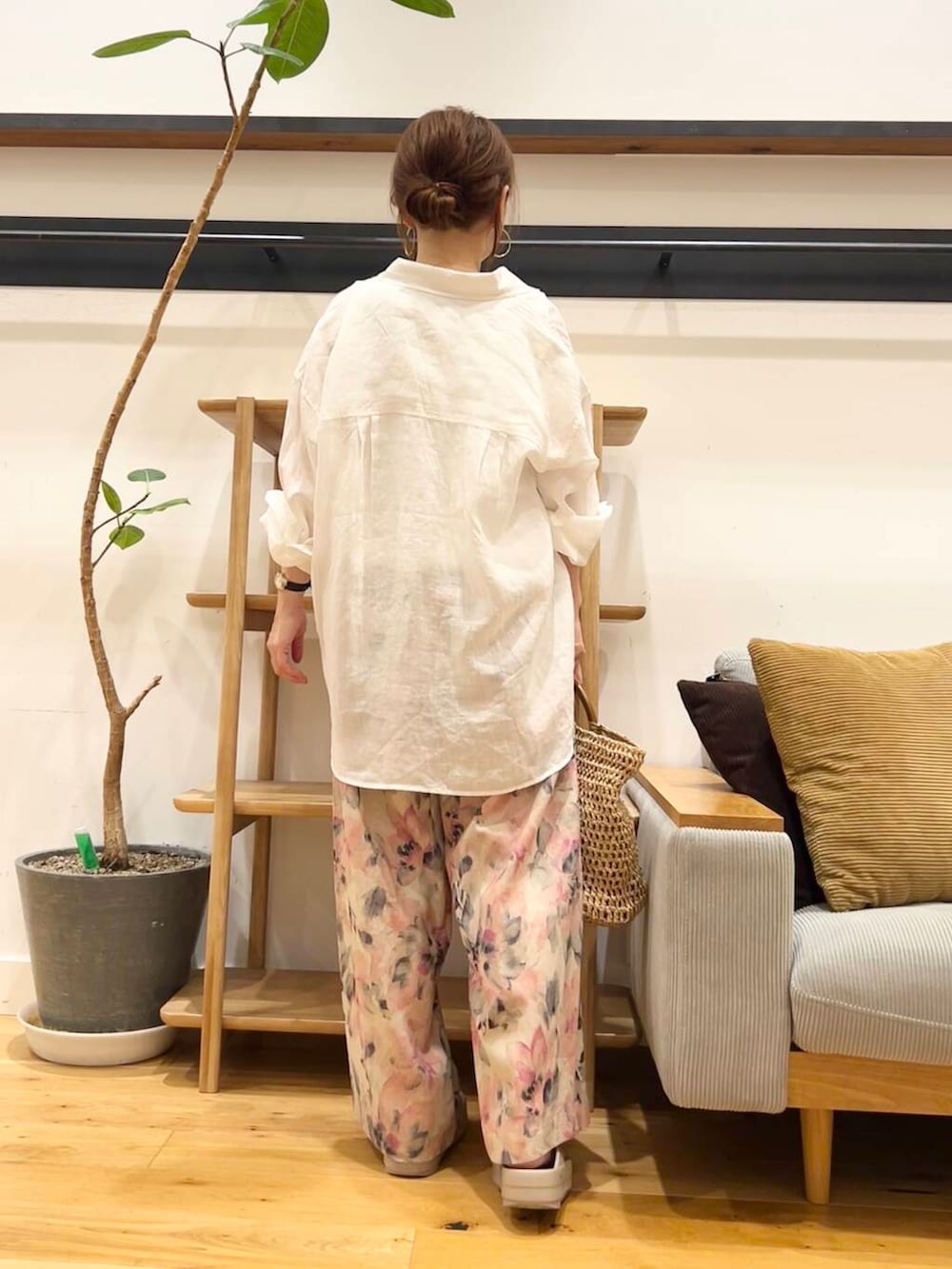 「シャツスタイル、doors、低身長コーデ、40代、骨格ストレート、イエベ春、ストレート×イエベ春、ストレート×イエベ、私が選ぶセールアイテム25ss」｜「RODE SKOのウッドハンドルペーパーバッグ（トートバッグ、ベージュ系）」を使った、+++ゆき+++さん（レディース・151cm）の夏コーディネートの3枚目の写真