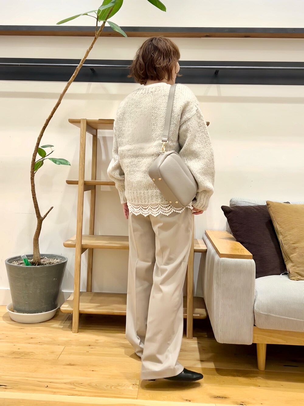 グレー系のニット/セーター、ホワイト系のTシャツ/カットソー、ベージュ系のその他パンツを着用したレディースの秋コーディネートの3枚目の写真