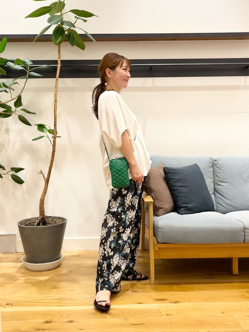 ホワイト系のTシャツ/カットソー、ブラック系のその他パンツ、シルバー系のショルダーバッグを着用したレディースの夏コーディネートの4枚目の写真