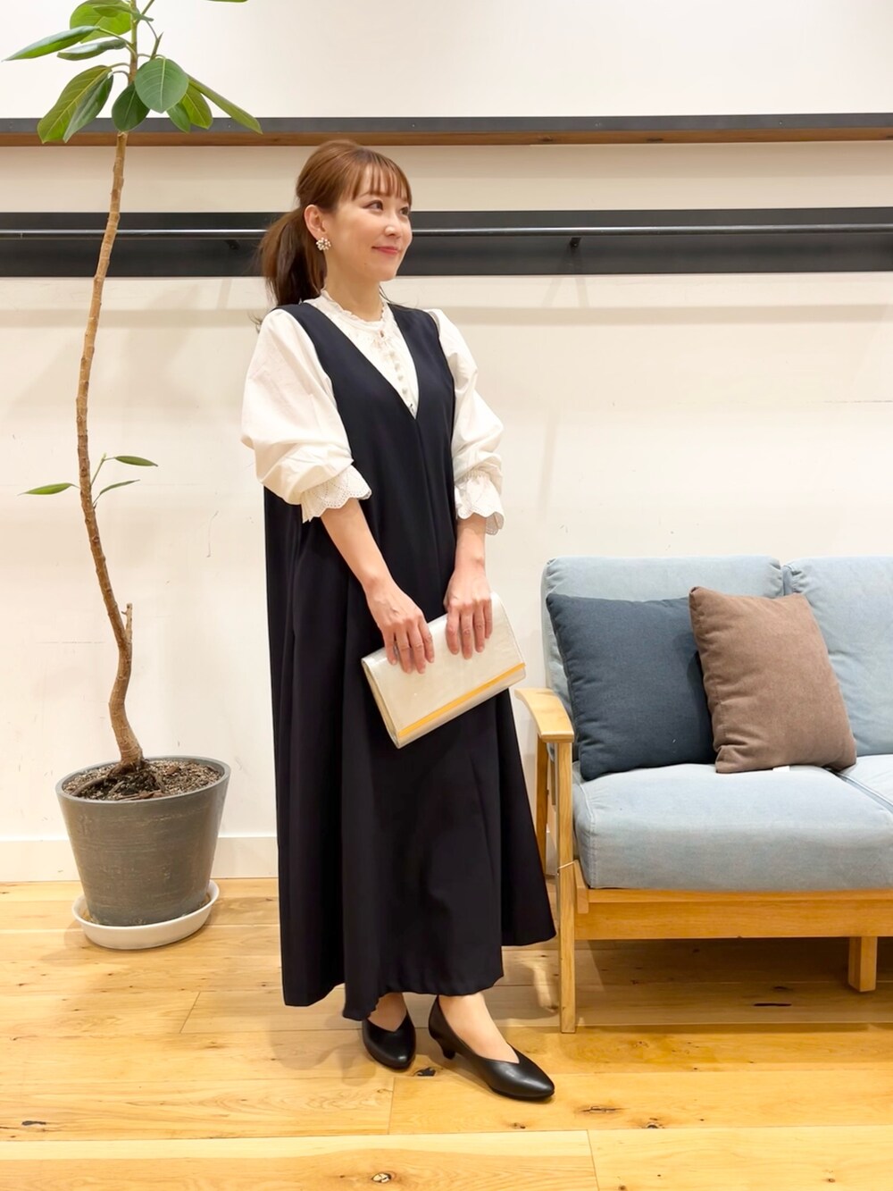 ホワイト系のシャツ/ブラウス、ブルー系のワンピース、シルバー系のクラッチバッグを着用したレディースの冬コーディネートの4枚目の写真