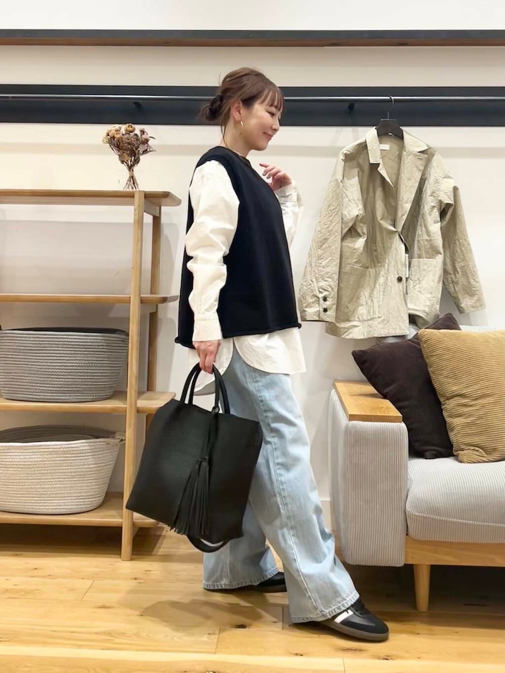「doors、低身長コーデ、40代、骨格ストレート、イエベ春、ストレート×イエベ春、ストレート×イエベ、私の推しデニムスタイル、春色ニットコーデ」｜「RODE SKOのタッセル軽量2WAYシンプルトートバッグ（トートバッグ、ブラック系）」を使った、+++ゆき+++さん（レディース・151cm）の春コーディネートの5枚目の写真