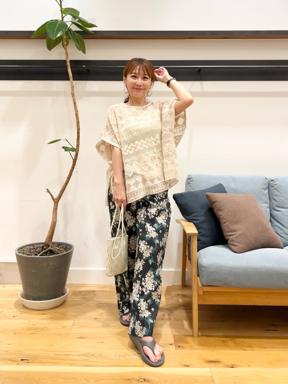 ホワイト系のその他トップス、ブラック系のその他パンツ、ブラック系のショルダーバッグを着用したレディースの春コーディネートの3枚目の写真