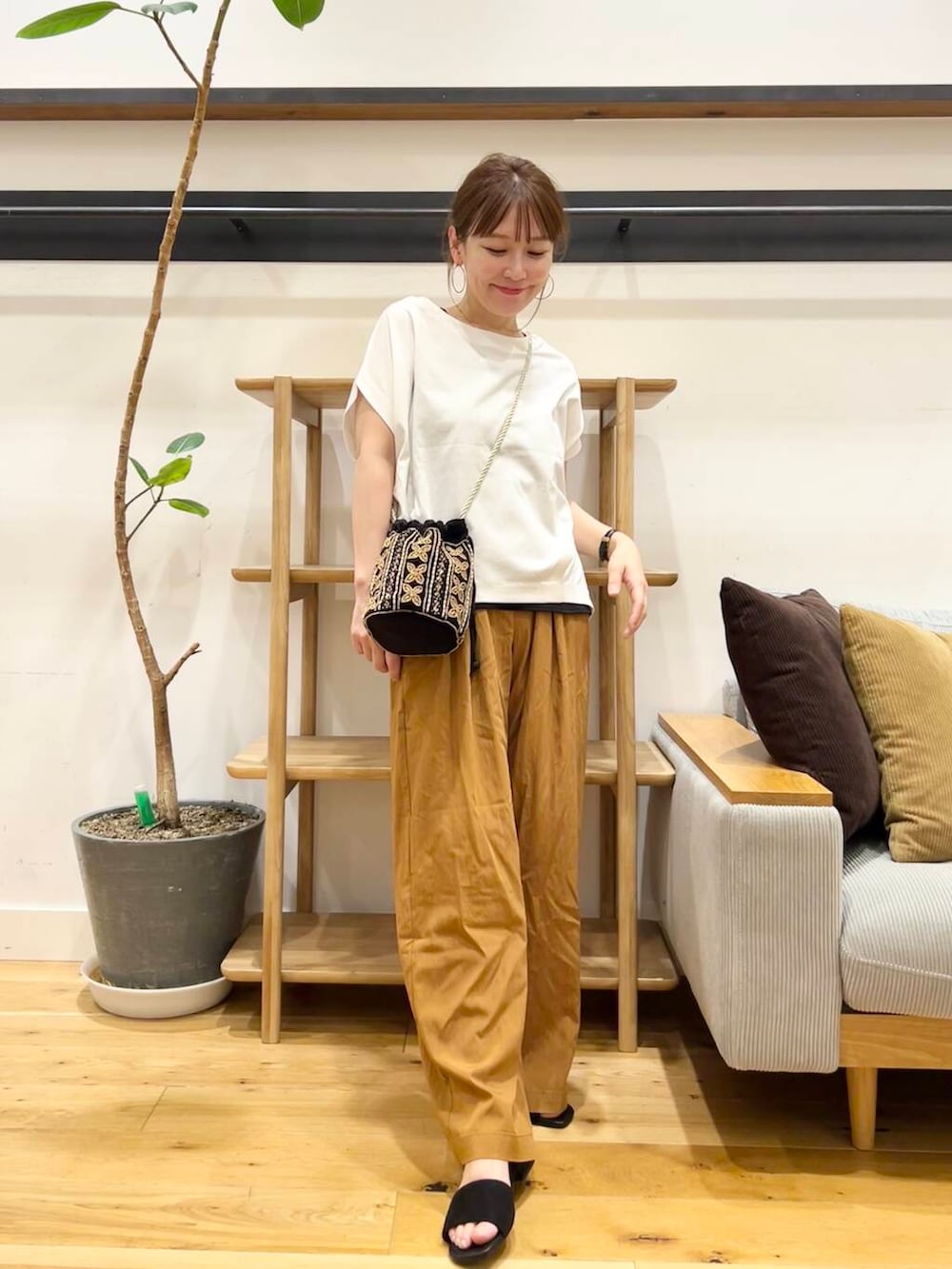 「doors、低身長コーデ、40代、骨格ストレート、イエベ春、ストレート×イエベ春、ストレート×イエベ、一枚で決まるtシャツ」｜「URBAN RESEARCH DOORSのコットンバックタックフレンチプルオーバー（Tシャツ/カットソー、ホワイト系）」を使った、+++ゆき+++さん（レディース・151cm）の夏コーディネートの3枚目の写真