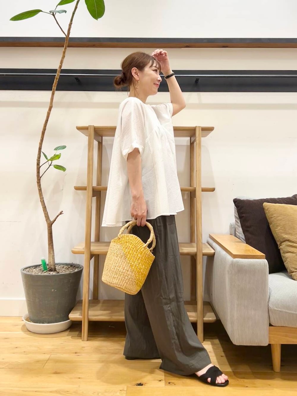 「doors、低身長コーデ、40代、骨格ストレート、ストレート×イエベ春、ストレート×イエベ、万能ブラウスコーデ、イージーパンツ×サンダル」|「URBAN RESEARCH DOORSの『一部WEB限定カラー』セパレートフラットサンダル(サンダル、ブラック系)」を使った、+++ゆき+++さん(レディース・151cm)の夏コーディネートの5枚目の写真