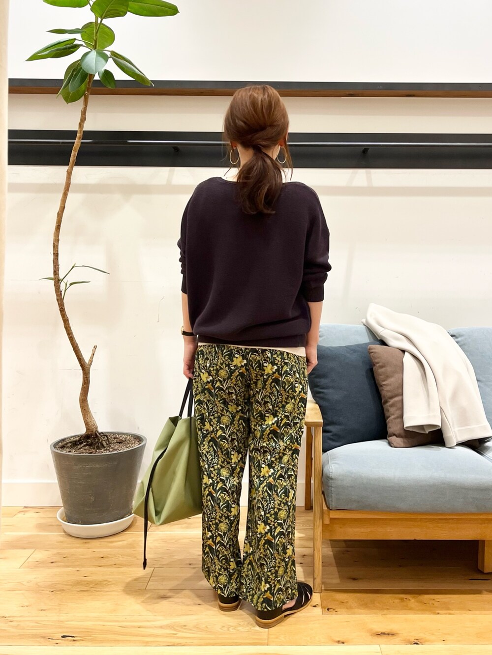 「カラーパンツ、オトナカジュアル、低身長、きれいめカジュアル」|「URBAN RESEARCH DOORSのコットンボートネックガーターKNIT(ニット/セーター、グレー系)」を使った、+++ゆき+++さん(レディース・151cm)の春コーディネートの3枚目の写真