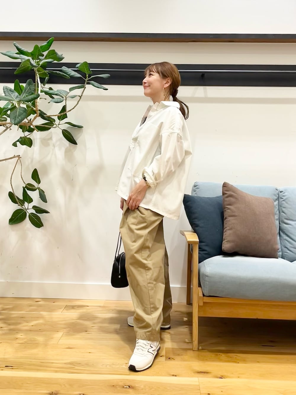 ホワイト系のシャツ/ブラウス、ベージュ系のその他パンツ、ホワイト系のスニーカーを着用したレディースの秋コーディネートの2枚目の写真