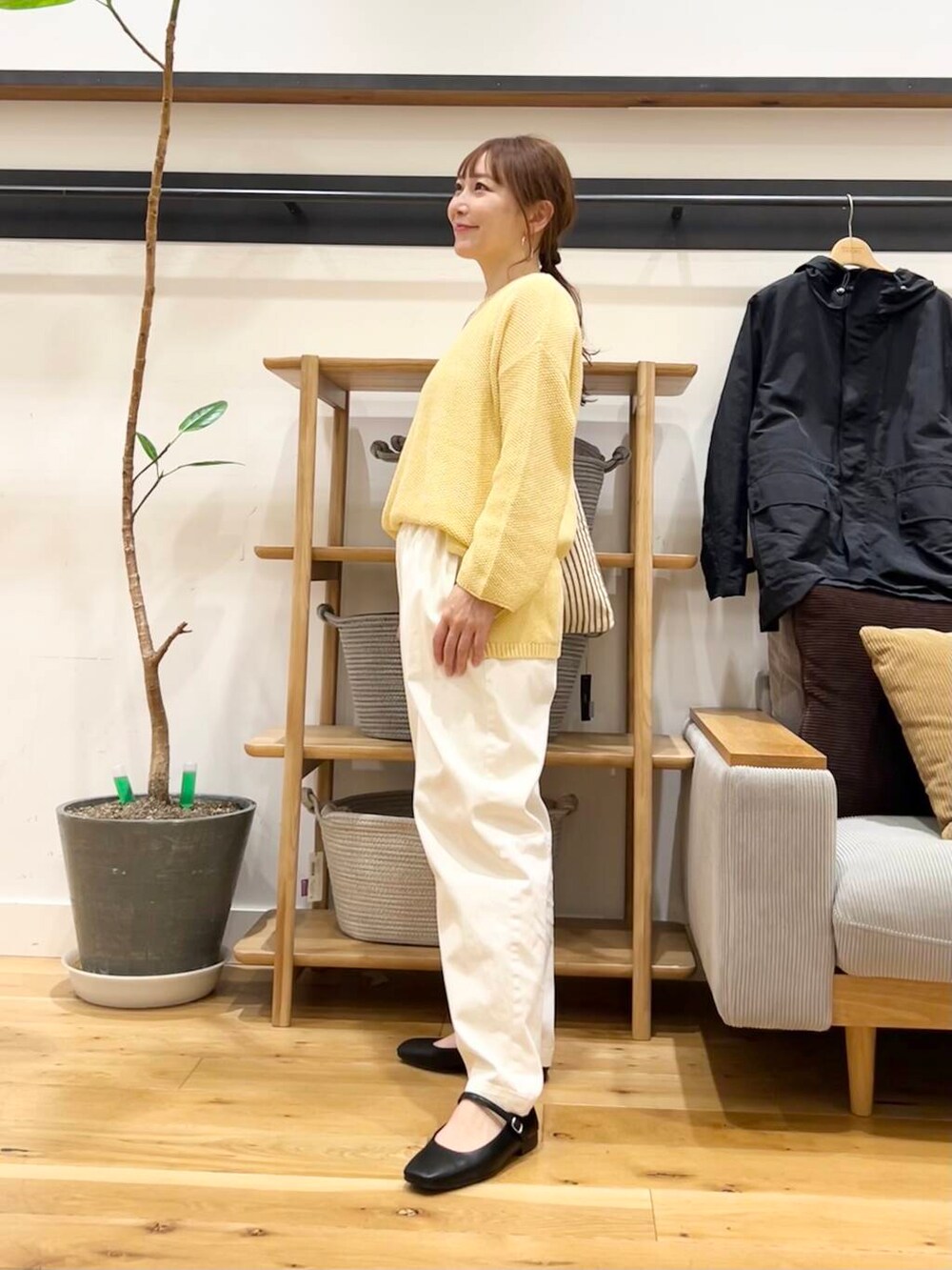 「doors、低身長コーデ、40代、春カラーコーデ、骨格ストレート、イエベ春、ストレート×イエベ春、ストレート×イエベ」|「URBAN RESEARCH DOORSのペーパーヤーンニュアンスニット(ニット/セーター、イエロー系)」を使った、+++ゆき+++さん(レディース・151cm)の春コーディネートの3枚目の写真