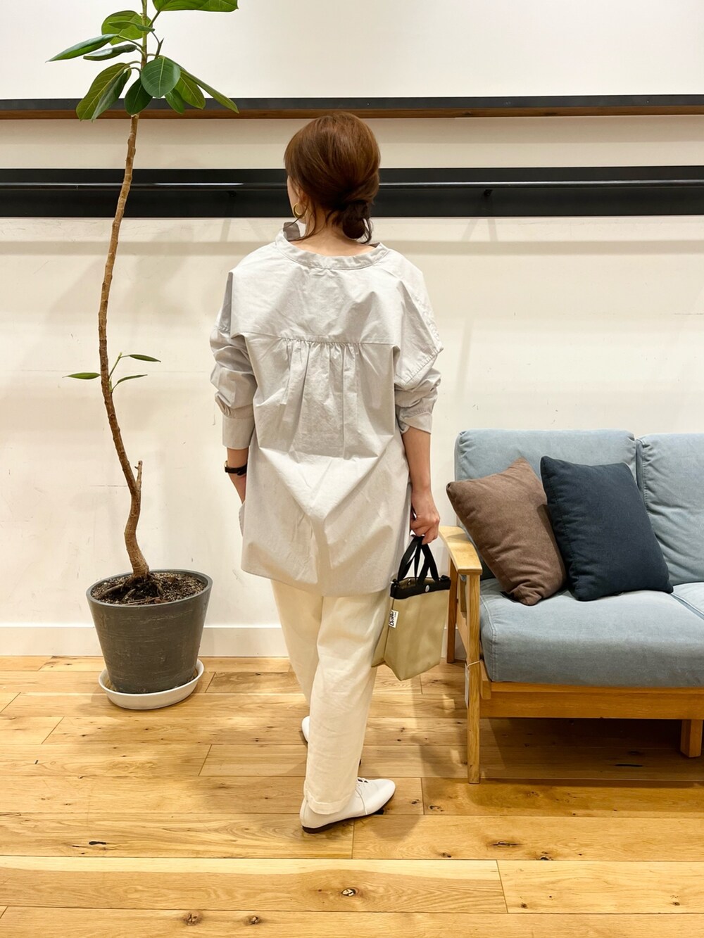 その他のシャツ/ブラウス、ホワイト系のその他パンツ、ホワイト系のその他シューズを着用したレディースの冬コーディネートの2枚目の写真