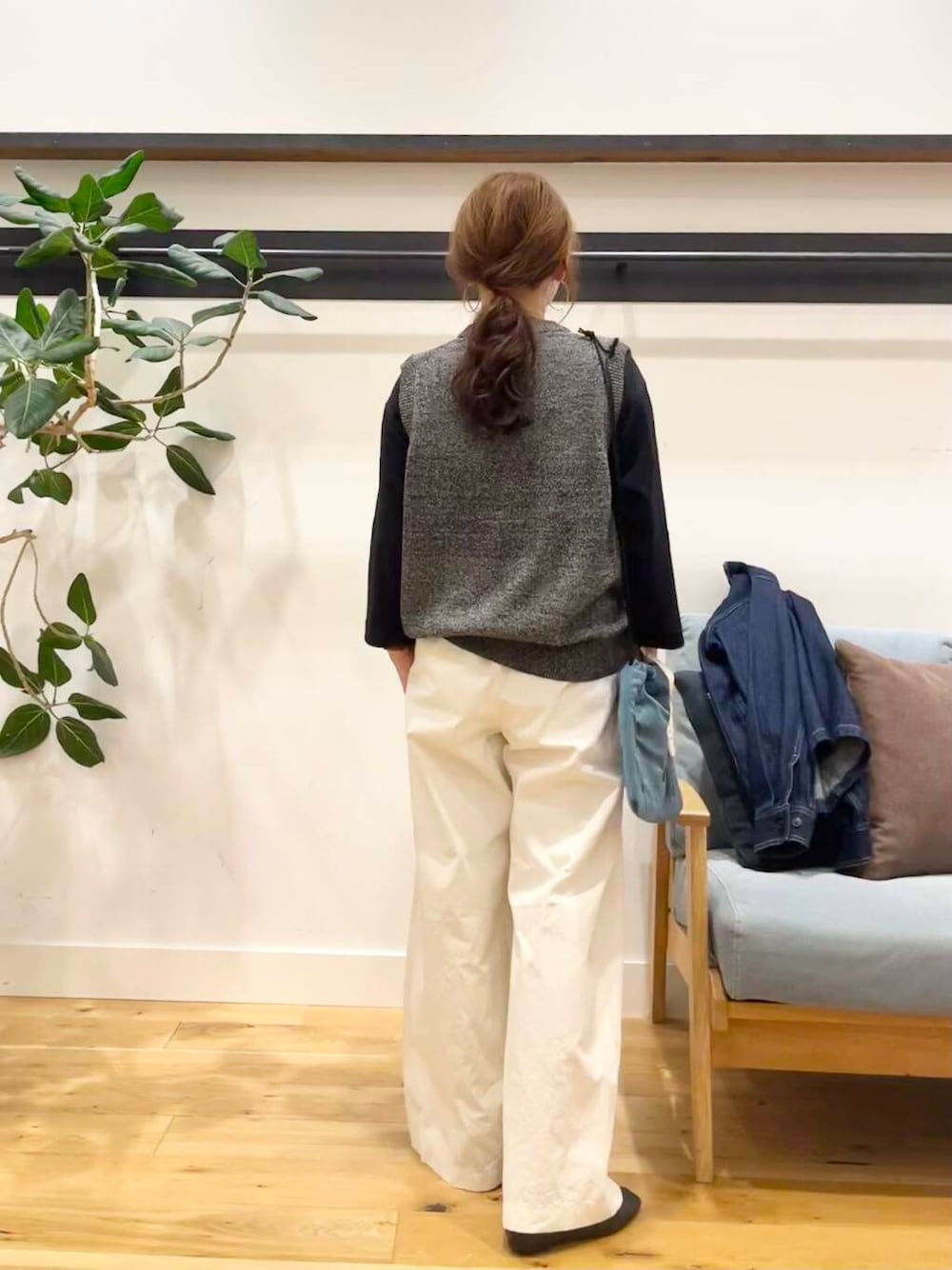 ブラック系のパンプス、ブラック系のTシャツ/カットソー、ブルー系のショルダーバッグを着用したレディースの秋コーディネートの3枚目の写真