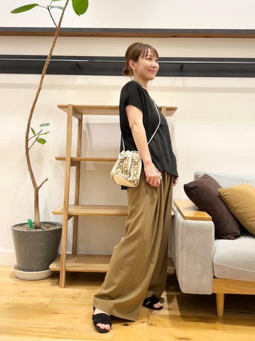 「doors、低身長コーデ、40代、骨格ストレート、イエベ春、ストレート×イエベ春、ストレート×イエベ、洒落見えイージーパンツ×サンダル、私が選ぶセールアイテム25ss」|「URBAN RESEARCH DOORSの『一部WEB限定カラー』セパレートフラットサンダル(サンダル、ブラック系)」を使った、+++ゆき+++さん(レディース・151cm)の夏コーディネートの3枚目の写真
