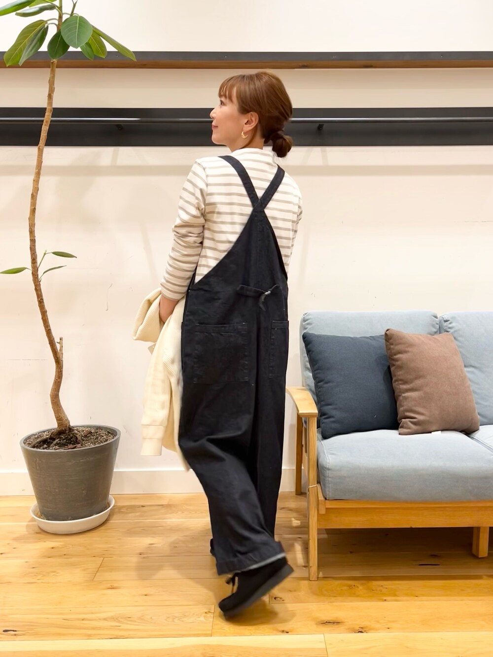 ホワイト系のカーディガン/ボレロ、ベージュ系のTシャツ/カットソー、ブルー系のオールインワン・サロペットを着用したレディースの冬コーディネートの5枚目の写真