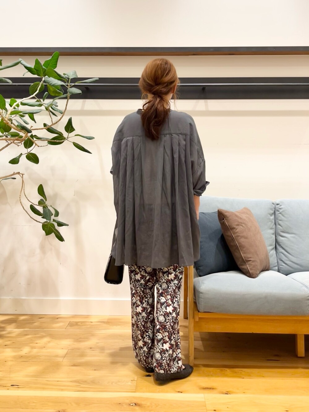 グレー系のシャツ/ブラウス、レッド系のその他パンツ、ブラック系のパンプスを着用したレディースの秋コーディネートの3枚目の写真