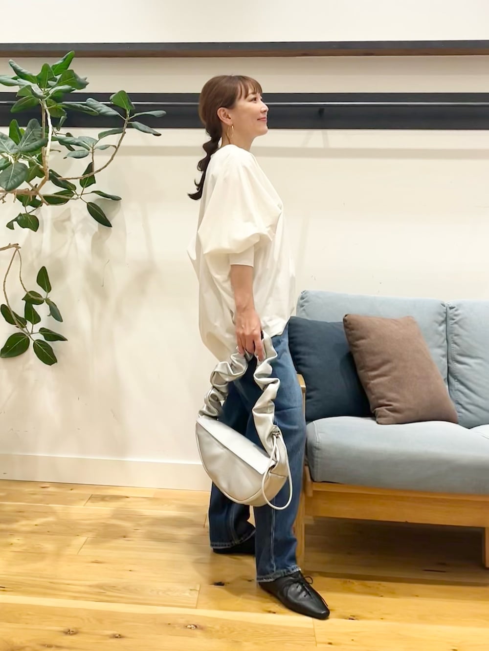 ホワイト系のシャツ/ブラウス、ブラック系のハンドバッグ、ブラック系のその他シューズを着用したレディースの秋コーディネートの4枚目の写真