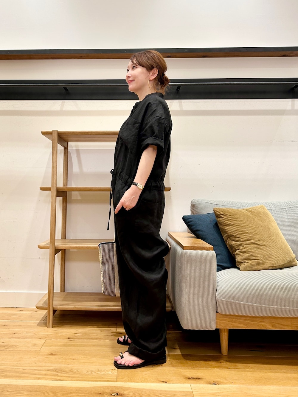 ブラック系のその他パンツ、ホワイト系のトートバッグ、ブラック系のサンダルを着用したレディースの夏コーディネートの2枚目の写真