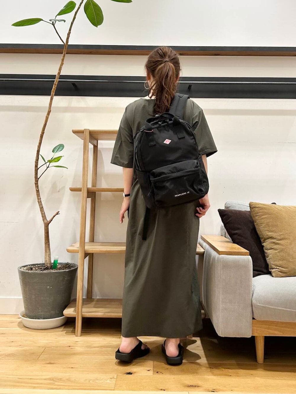 「doors、低身長コーデ、サンダルコーデ、40代、骨格ストレート、イエベ春、ストレート×イエベ春、ストレート×イエベ」｜「OOFOSのOOFOS　Ooriginal（サンダル、ブラック系）」を使った、+++ゆき+++さん（レディース・151cm）の春コーディネートの5枚目の写真