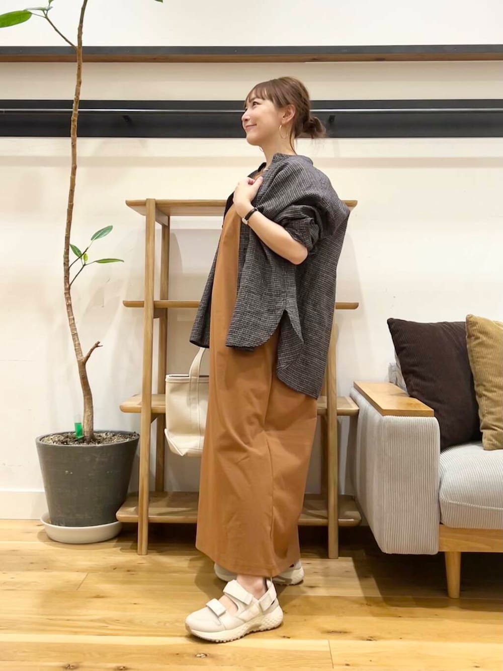 「doors、低身長コーデ、フェスコーデ、40代、骨格ストレート、イエベ春、ストレート×イエベ春、ストレート×イエベ」｜「FORK&SPOONのFORK&SPOON　コットンリネンロングスリーブシャツ（シャツ/ブラウス、ブルー系）」を使った、+++ゆき+++さん（レディース・151cm）の春コーディネートの3枚目の写真