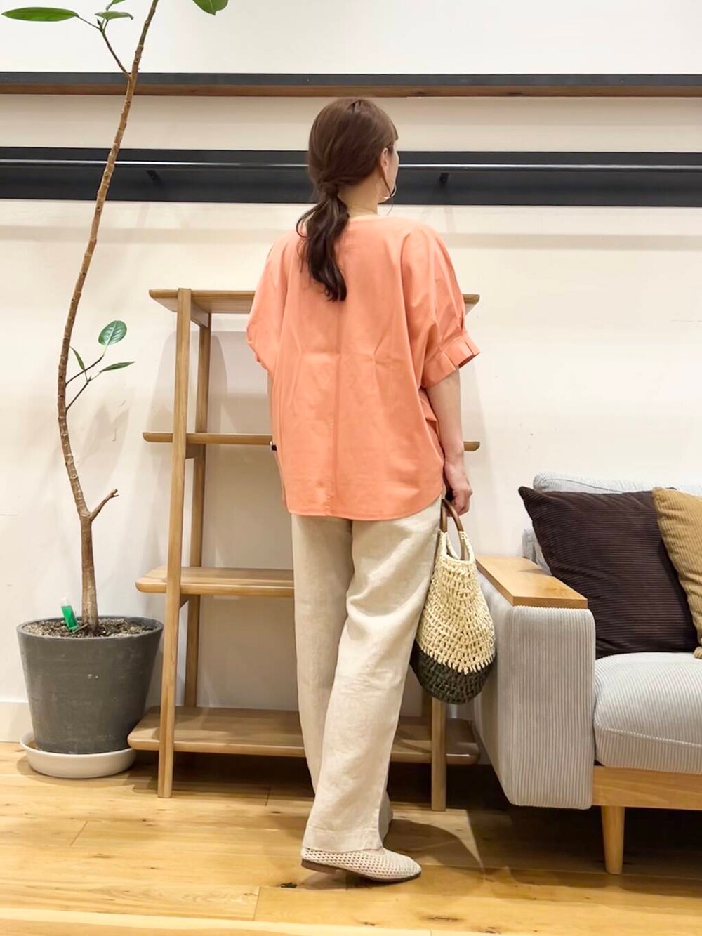 「doors、低身長コーデ、40代、骨格ストレート、イエベ春、ストレート×イエベ春、ストレート×イエベ、初夏のお出掛けコーデ」｜「URBAN RESEARCH DOORSのリネンイージーパンツ（その他パンツ、ベージュ系）」を使った、+++ゆき+++さん（レディース・151cm）の春コーディネートの3枚目の写真