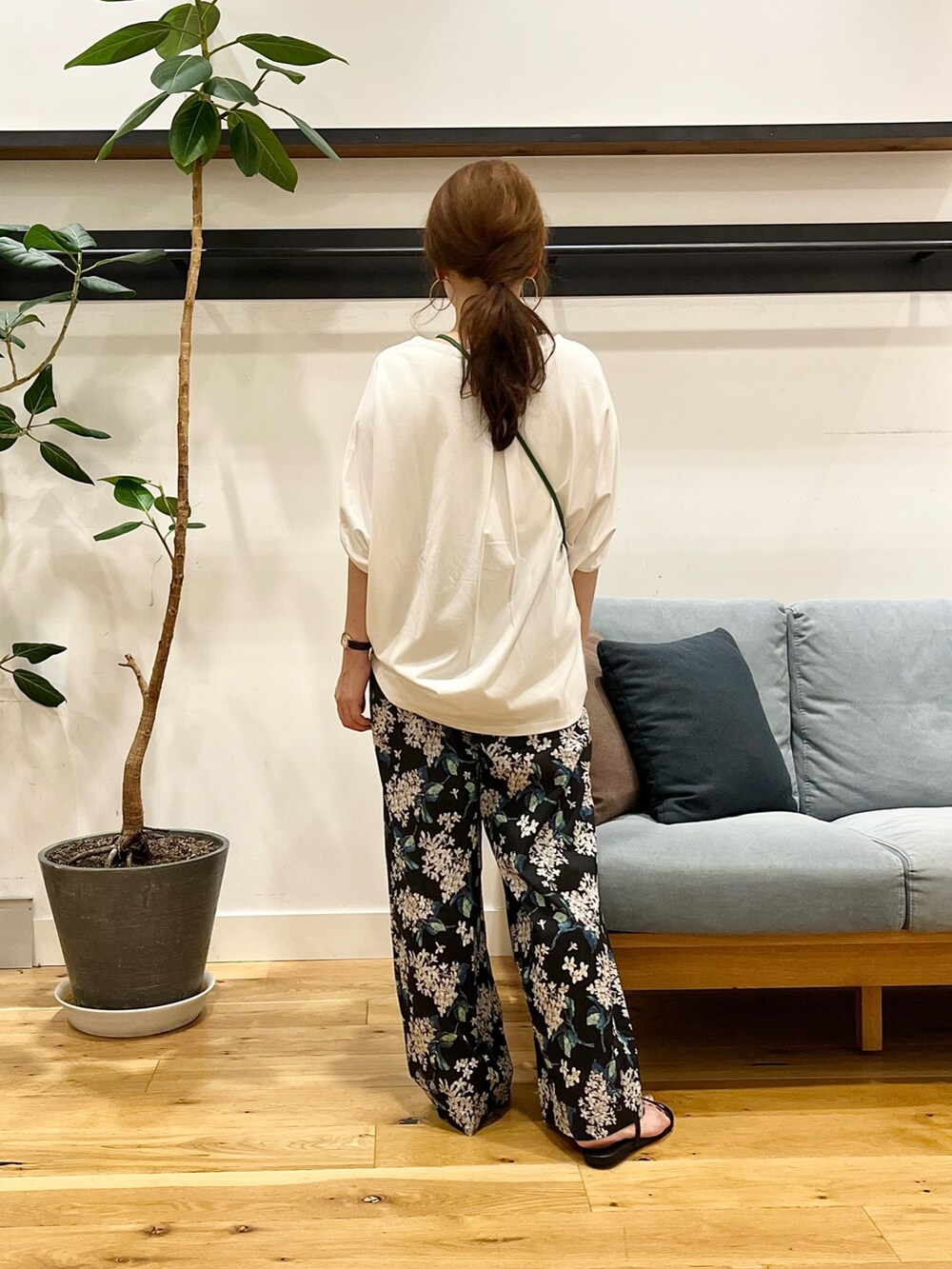 ホワイト系のTシャツ/カットソー、ブラック系のその他パンツ、シルバー系のショルダーバッグを着用したレディースの夏コーディネートの3枚目の写真