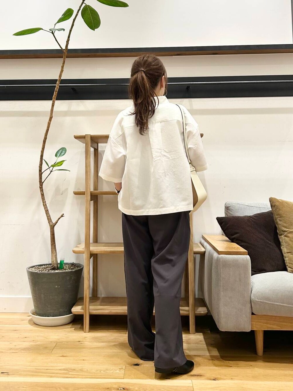 ブラック系のパンプス、ホワイト系のショルダーバッグ、グレー系のその他パンツを着用したレディースの春コーディネートの3枚目の写真