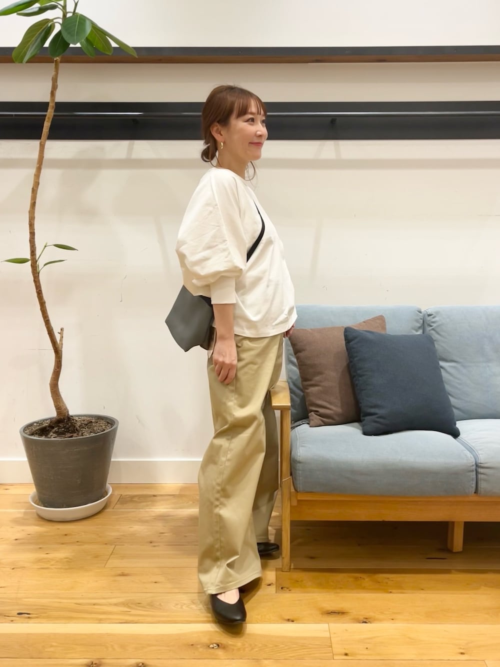 ホワイト系のTシャツ/カットソー、グレー系のショルダーバッグ、ベージュ系のその他パンツを着用したレディースの冬コーディネートの5枚目の写真