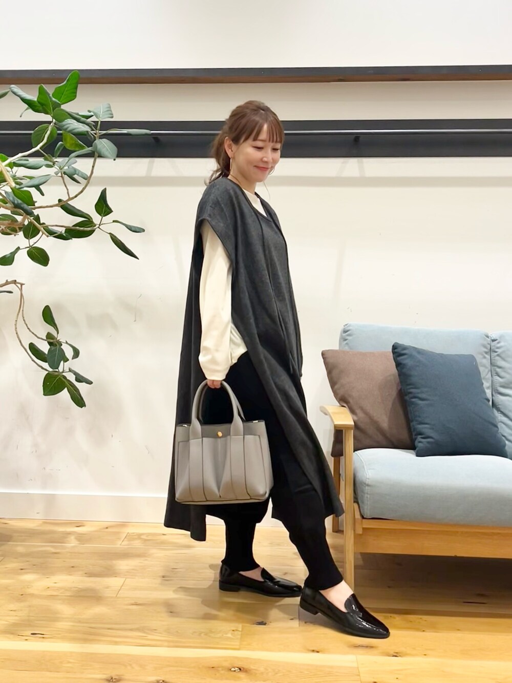 グレー系のワンピース、ホワイト系のTシャツ/カットソー、レッド系のトートバッグを着用したレディースの秋コーディネートの5枚目の写真