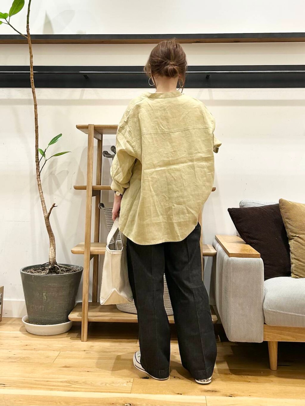 「doors、低身長コーデ、40代、骨格ストレート、イエベ春、ストレート×イエベ春、ストレート×イエベ、新作スニーカーコーデ、シャツが主役の春コーデ」｜「URBAN RESEARCH DOORSのリネンカーブスリーブブラウス（シャツ/ブラウス、イエロー系）」を使った、+++ゆき+++さん（レディース・151cm）の春コーディネートの3枚目の写真