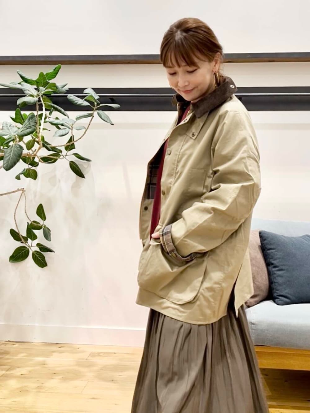 ブラック系のブーツ、レッド系のニット/セーター、ブラウン系のハンドバッグを着用したレディースの秋コーディネートの2枚目の写真