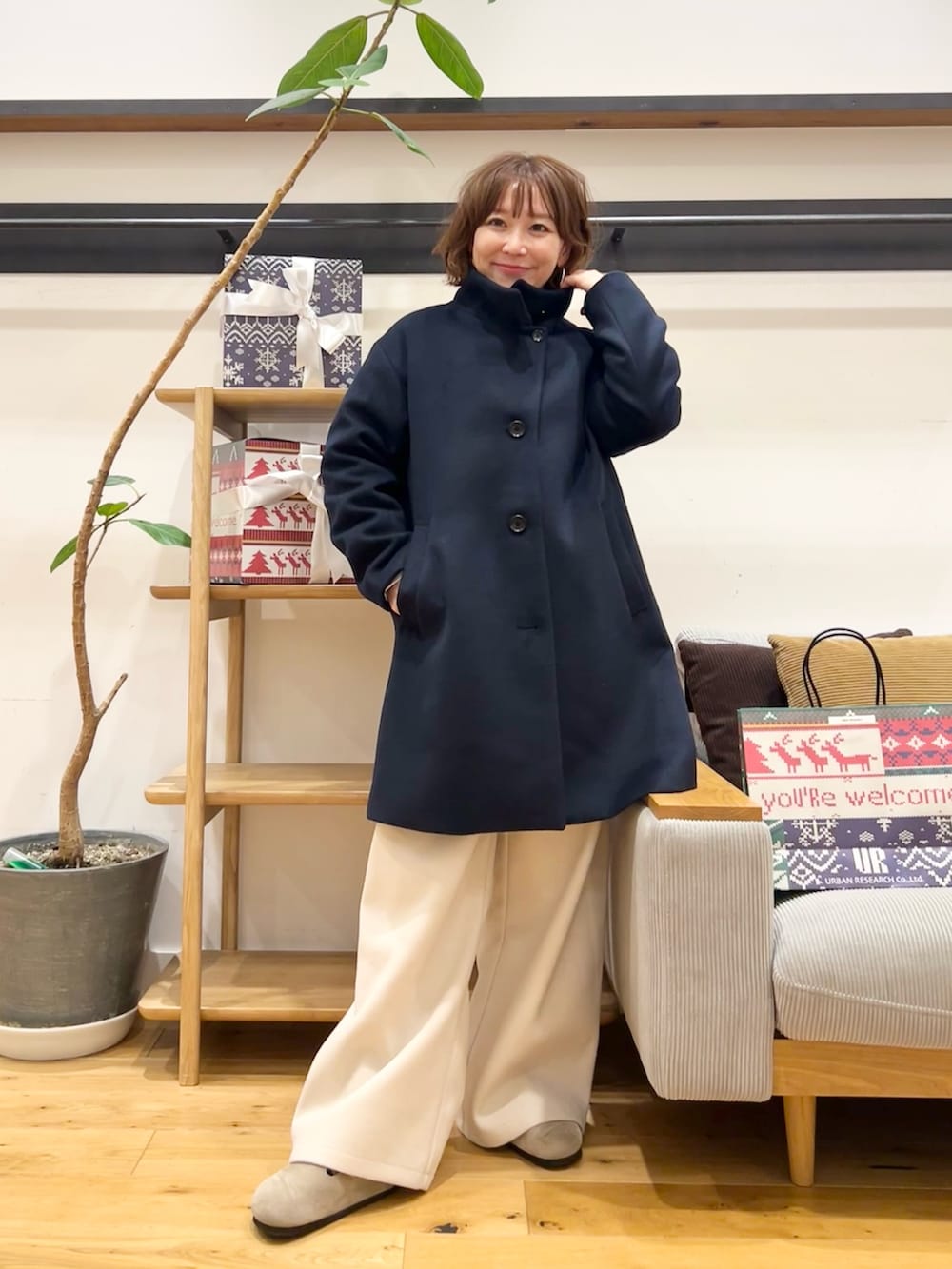 ブルー系のその他アウター、グリーン系のニット/セーター、ホワイト系のその他パンツを着用したレディースの冬コーディネートの3枚目の写真