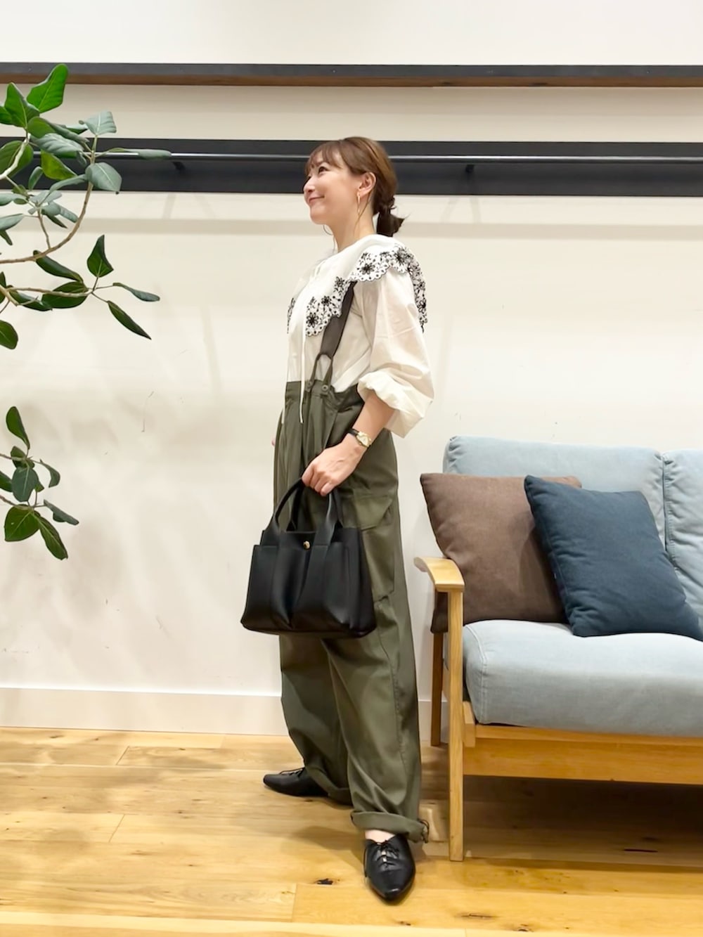 ホワイト系のシャツ/ブラウス、グリーン系のカーゴパンツ、ブラック系のその他シューズを着用したレディースの秋コーディネートの2枚目の写真