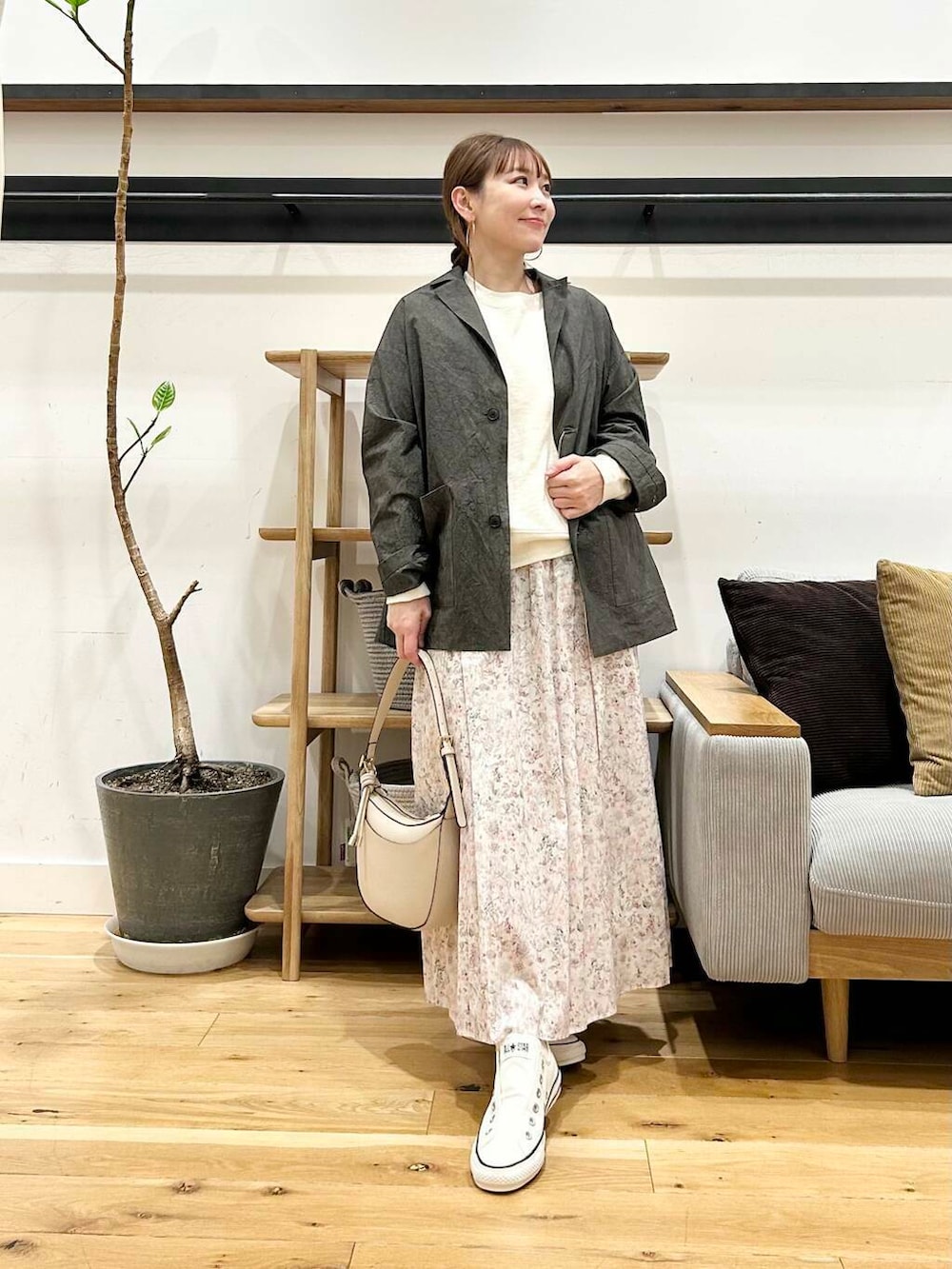 「doors、低身長コーデ、40代、春カラーコーデ、骨格ストレート、イエベ春、ストレート×イエベ春、ストレート×イエベ」｜「FORK&SPOONのFORK&SPOON　スーピマコットン混反毛クルーネックスウェット（スウェット、ホワイト系）」を使った、+++ゆき+++さん（レディース・151cm）の春コーディネートの4枚目の写真