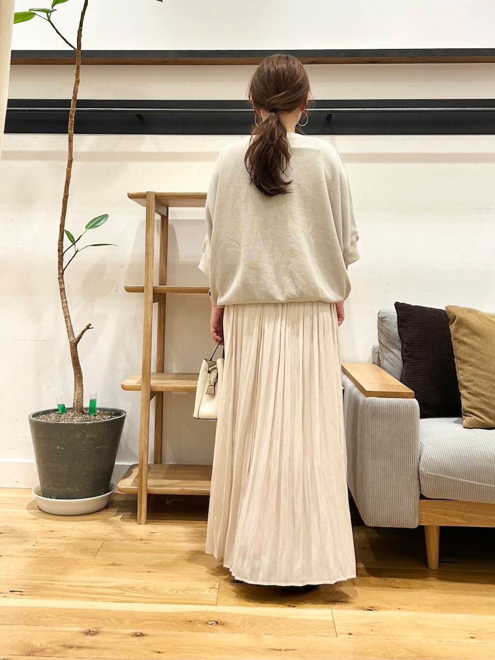 「doors、低身長コーデ、40代、春カラーコーデ、骨格ストレート、イエベ春、ストレート×イエベ春、ストレート×イエベ」｜「RODE SKOの『ドラマ着用商品』チャーム付ミドルバッグ『Msize』（トートバッグ、ホワイト系）」を使った、+++ゆき+++さん（レディース・151cm）の春コーディネートの3枚目の写真