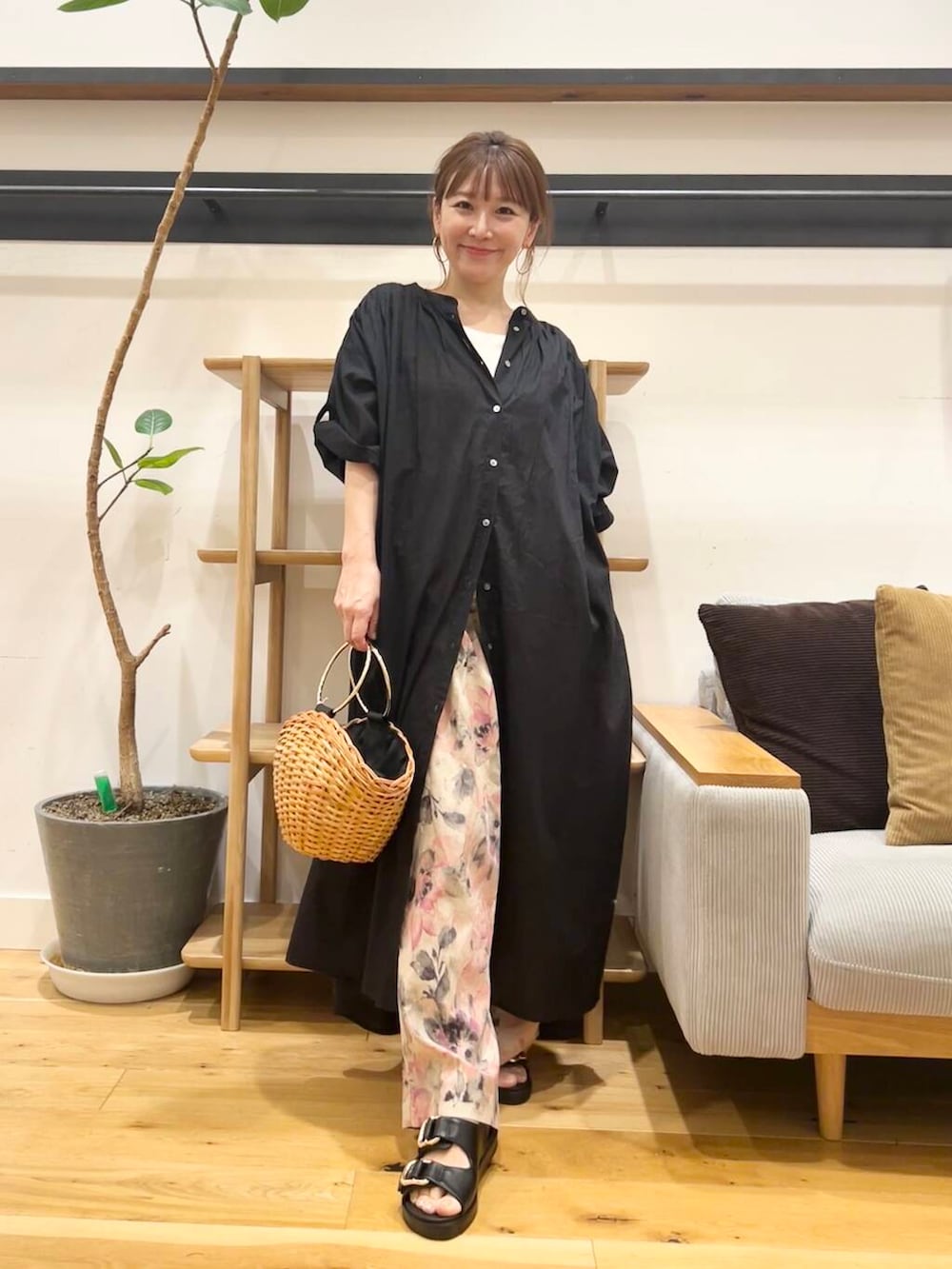 「doors、低身長コーデ、40代、骨格ストレート、イエベ春、ストレート×イエベ春、ストレート×イエベ、リネン着こなし術」｜「URBAN RESEARCH DOORSのコットンボイルロールアップハーフスリーブワンピース（ワンピース、ブラック系）」を使った、+++ゆき+++さん（レディース・151cm）の夏コーディネートの2枚目の写真