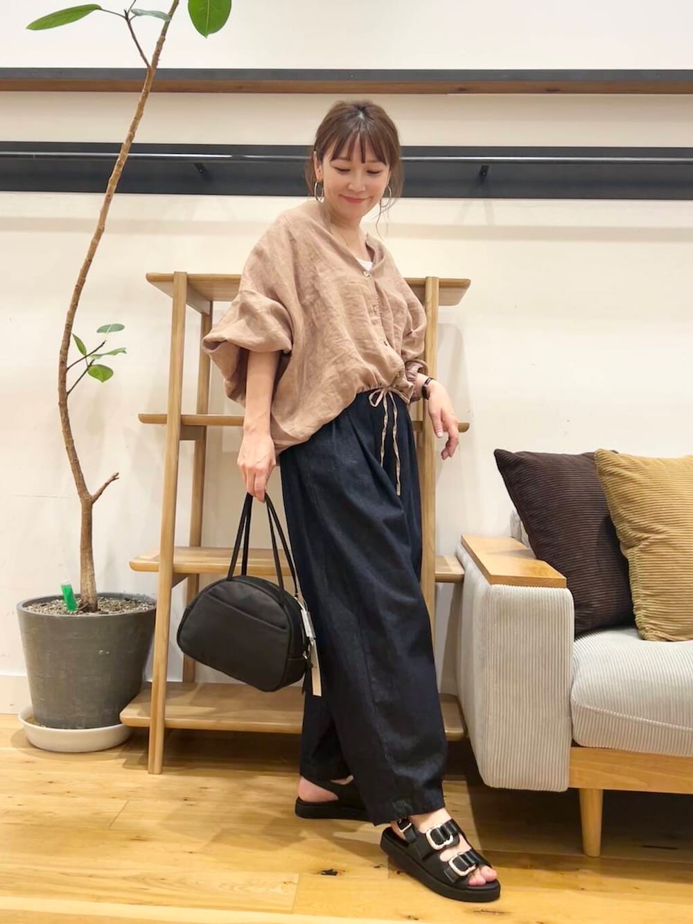「doors、低身長コーデ、40代、骨格ストレート、イエベ春、ストレート×イエベ春、ストレート×イエベ、リネン着こなし術、私が選ぶセールアイテム25ss」｜「RODE SKOのダブルベルテッドサンダル（サンダル、ブラック系）」を使った、+++ゆき+++さん（レディース・151cm）の夏コーディネートの4枚目の写真