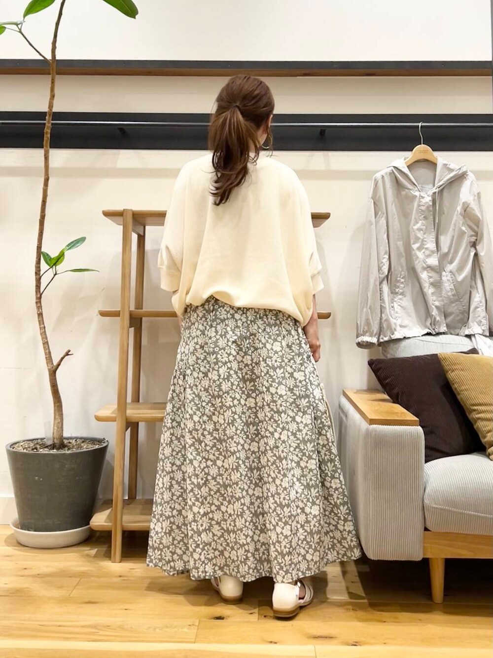 「doors、低身長コーデ、40代、骨格ストレート、イエベ春、ストレート×イエベ春、ストレート×イエベ、初夏アウター」|「URBAN RESEARCH DOORSのタックフライスワイドTシャツ(Tシャツ/カットソー、ベージュ系)」を使った、+++ゆき+++さん(レディース・151cm)の春コーディネートの3枚目の写真